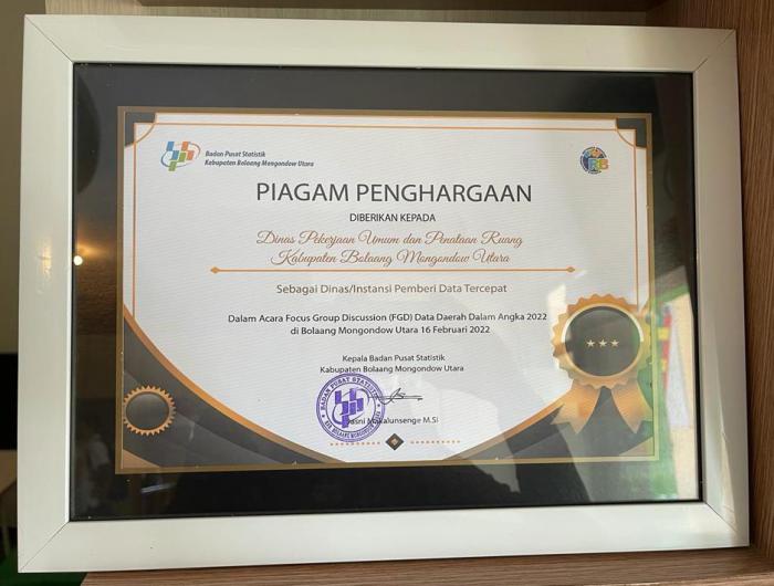 Awal Tahun 2022, Dinas PUPR Terima Piagam Penghargaan dari BPS Bolmut