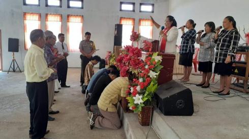 Polsek Touluaan Bawa Empat Pelaku Pengeroyokkan ke Gereja