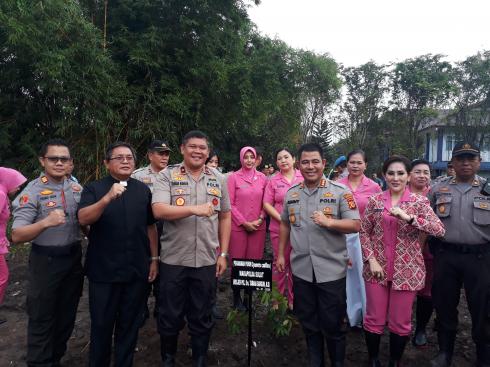 Polisi Peduli Penghijauan, Wakapolda Tanam Pohon Didampingi Kapolresta Manado