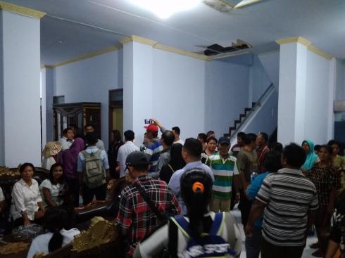 Ratusan Warga Kampung Ambong Kepung DPRD Minut