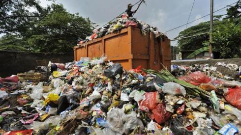 Minimnya Fasilitas, Penanganan Sampah di Sukadana Terkendala