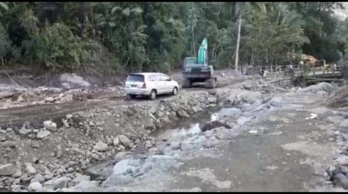 PT. ADS Bantu  Pembuatan Jalan dan Jembatan Yang Putus Akibat Banjir Bandang 