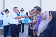 Depri Pontoh Serahkan Bantuan BSPS  Kepada Masyarakat