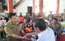 Terima Aspirasi Pengungsi, Wagub Kandouw Serahkan Bantuan di Posko Tagulandang 