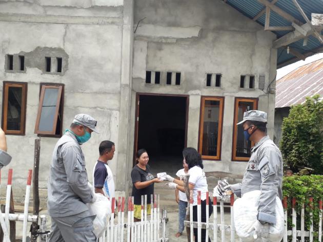 Cegah COVID-19, BAKAMLA ZMTh BAGIKAN MASKER UNTUK MASYARAKAT PESISIR