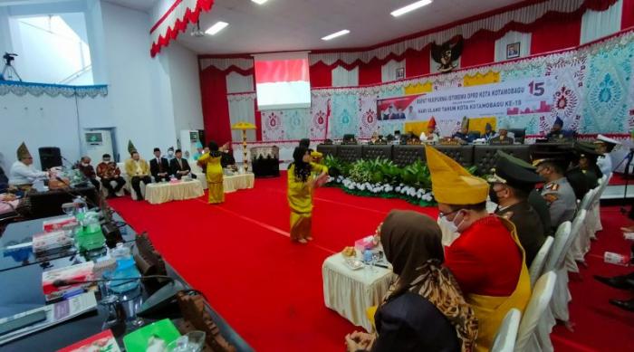 Tarian Kabela Asuhan Agung Adati Tampil Istimewa di Paripurna HUT Kotamobagu ke-15