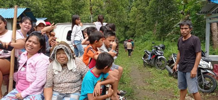 Calon Hukum Tua Desa Timbukar Denny Engka Bersama Massa Pendukung Lakukan Kerja Bakti