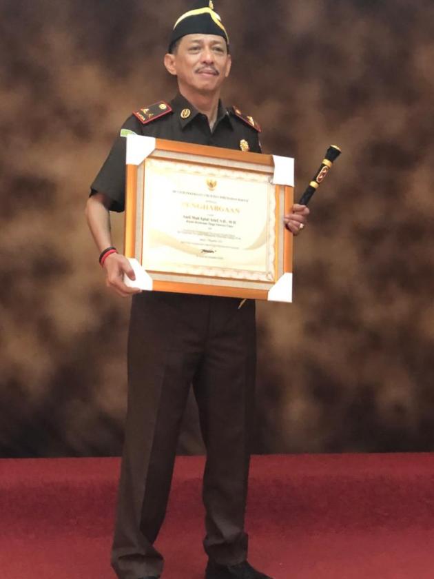 Dalam Peringatan Hari Bhakti PU ke-74, Kajati Sulut Terima Penghargaan