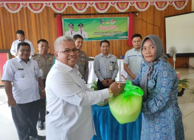 Pemda Serahkan Bantuan Kepada 3.890 Masyarakat Kurang Mampu