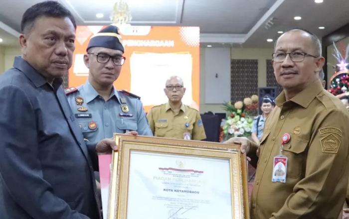 Pemkot Kotamobagu Terima Penghargaan Kota Peduli HAM Degan Nilai 96,3 Persen se-Sulut