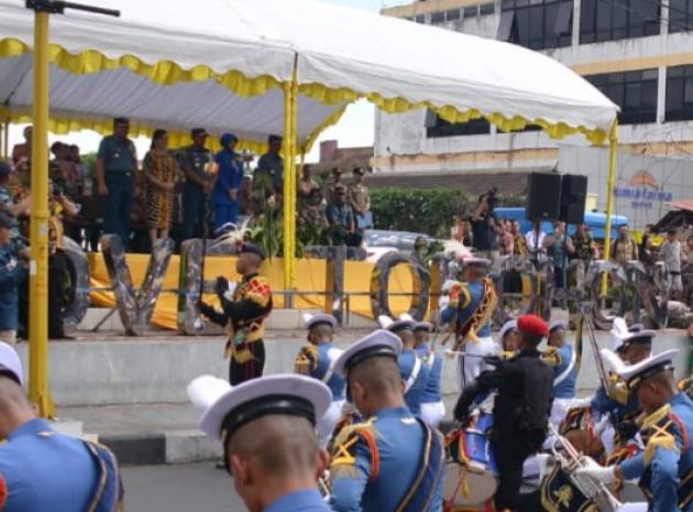 Peserta Kirab Memberikan Penghormatan Kepada Wadan Lantamal VIII