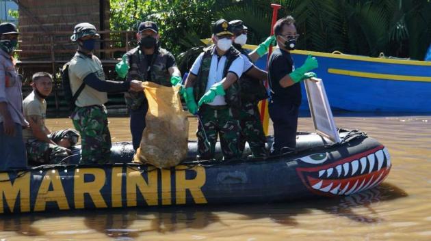 Lantamal VIII Gelar Bersih-Bersih Sungai