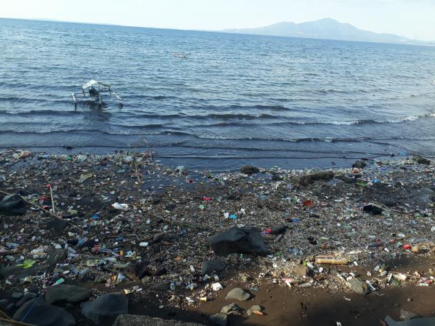 Miris, Sampah Hiasi Bibir Pantai Malalayang Sampai Kalasey