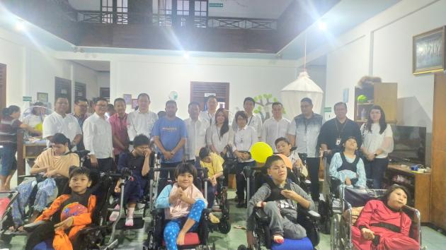 Sambangi Panti Asuhan Sayap Kasih, FKIJK Sulut Berbagi Sukacita Natal