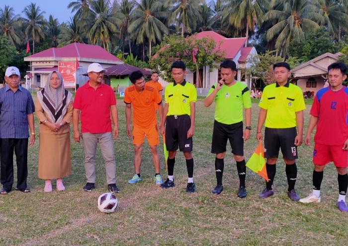Ketua DPRD Bolsel Membuka Kegiatan Turnamen Sepak Bola di Desa Nunuk