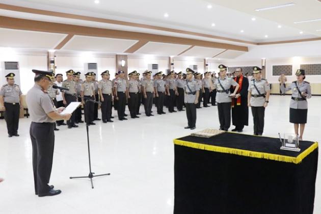 Kabid Humas Polda Sulut dan Kapolres Minahasa Utara Diserahterimakan