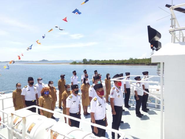 Personel Bakamla Zona Maritim Tengah Gelar Upacara HUT RI ke-75 Diatas Geladak Kapal KN Gajah Laut 404 