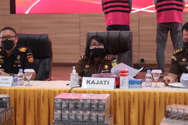 Kejati Sulut Terima 2 Tersangka Tindak Pidana Bea dan Cukai 