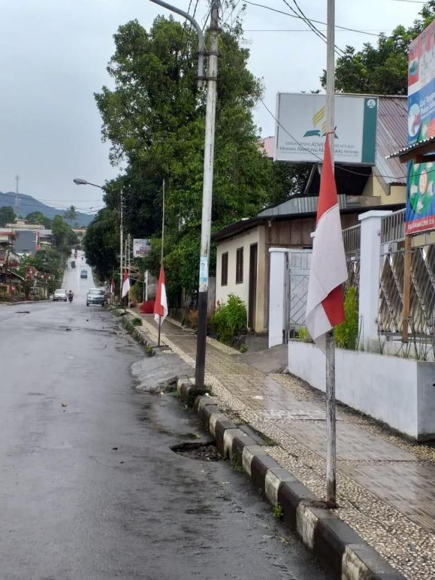 Hormati Almarhum SHS, Warga Mitra Pasang Bendera Setengah Tiang