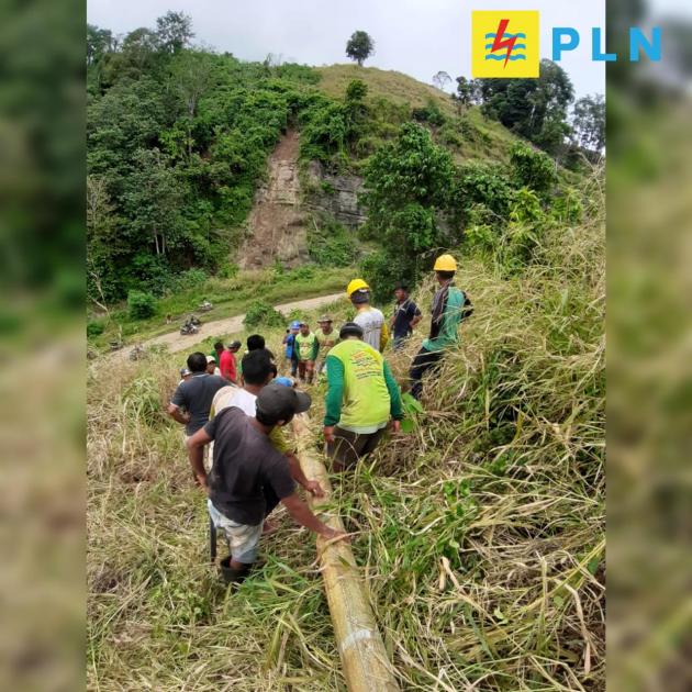 Pasca Banjir Bandang, Warga Bolmut Antusias Bantu Petugas PLN