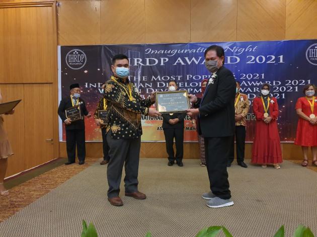 Theodorus Rumampuk Terima Penghargaan The Most Popular 2021