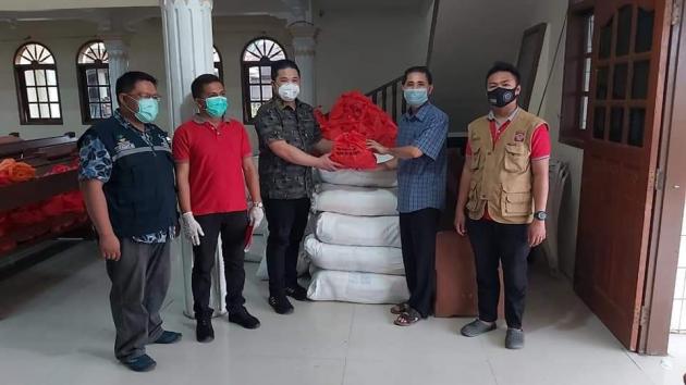 OD-SK Beserta Sekprov Salurkan Bantuan Tahap I di Kumelembuai dan Makasili