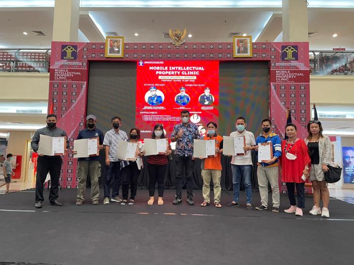 Kanwil Kemenkumham Sulut Serahkan Surat Pencatatan Ciptaan