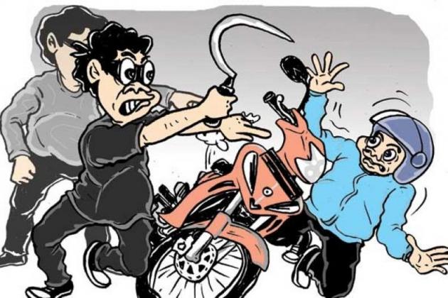 Tukang Ojek di Bacok, Motor Dibawah Kabur lalu Tabrak Mobil