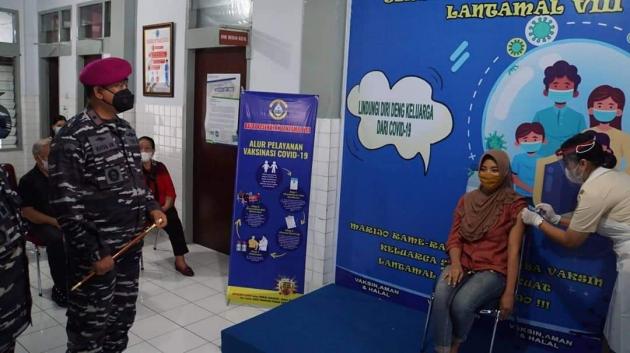 Danlantamal VIII Pantau Pelaksanaan Vaksinasi COVID-19