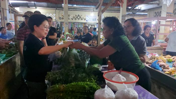 Kewajiban Ibu Rumah Tangga Pj Bupati Sangihe Berbelanja dan Sarapan di Pasar Manganit