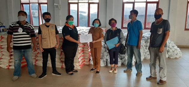 Dinsos Manado Salurkan Bansos Tahap III di Kelurahan Malalayang 1 Timur