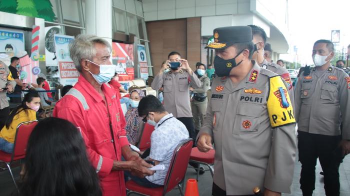 Ini Himbauan Irjen Pol Mulyatno Saat Meninjau Vaksinasi Serentak di Manado