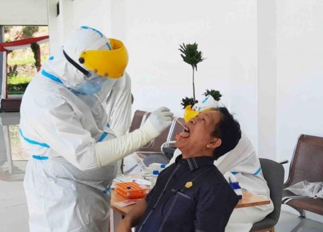 Lima Anggota DPRD dan 65 Staf Jalani Swab
