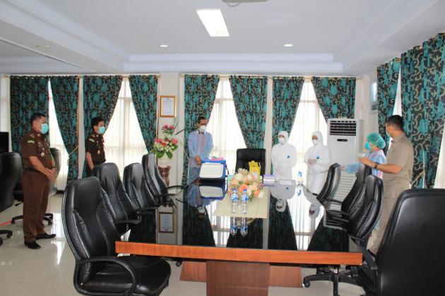 PEGAWAI KEJATI SULUT MELAKUKAN RAPID TEST SECARA ACAK