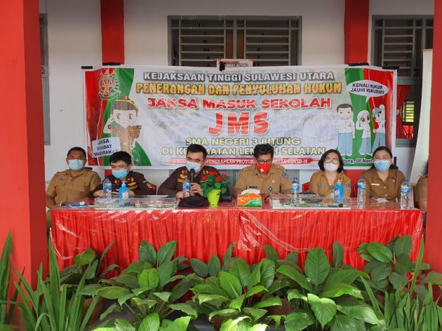 Tim Penkum dan Humas Kejati Sulut laksanakan Penyuluhan dan Penerangan Hukum Jaksa Masuk Sekolah di SMA Negeri 3 Bitung
