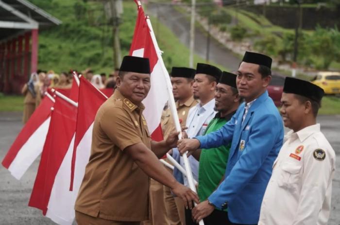 Wabup Bagikan Bendera Merah Putih Kepada Camat dan Ormas