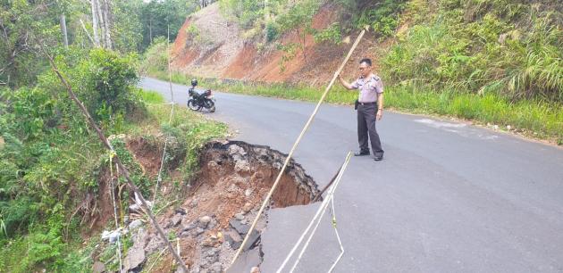 Hindari Bahaya Polsek Kombi Pasang Police Line Di Titik Longsor