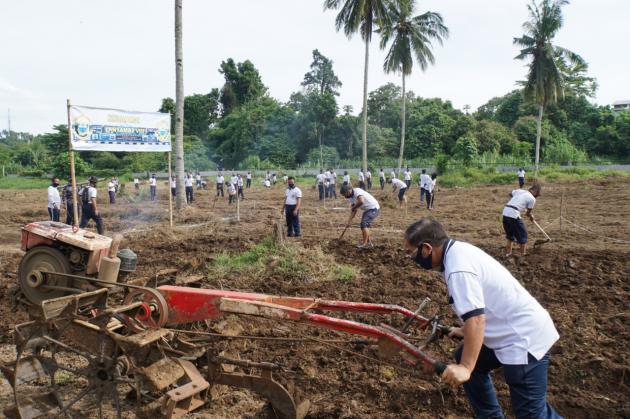 Gunakan Traktor Tangan Danlantamal VIII Garap Lahan Untuk Ketahanan Pangan