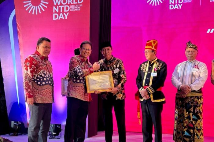 Terima Sertifikat, Bupati Harapkan Untuk Pertahankan Status Bolsel Zero Frambusia