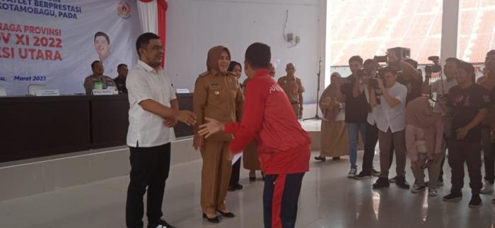 Bersama Pemkot Kotamobagu, Ketua DPRD Meiddy Makalalag Serahkan Penghargaan Atlet Berprestasi di Porprov Sulut 2022