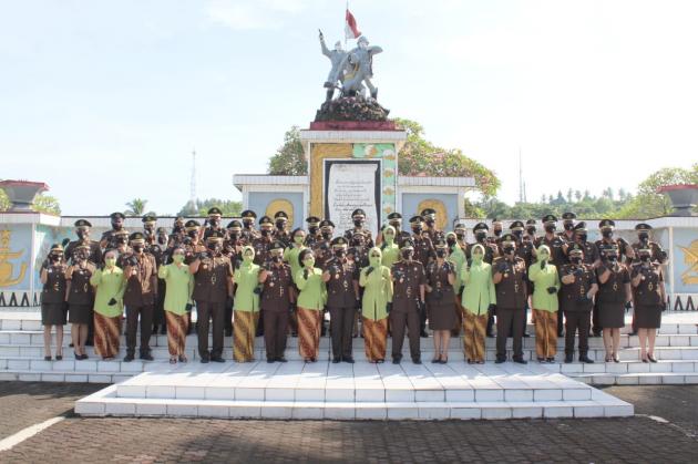 Ziarah ke Taman Makam  Pahlawan, Kajati : Kita Harus Semakin Maju, Terus Bergerak dan Berkarya