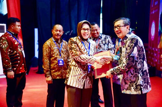 Tatong Terima Penghargaan dari Menkumham