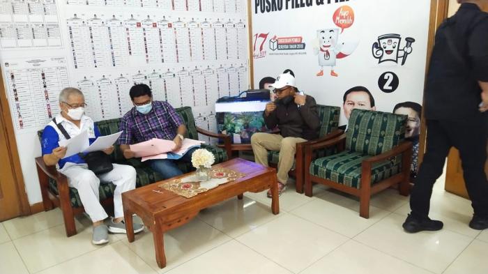 KolaborasiTim Tabur Kejari Manado dan Kejari Jakarta Timur Amankan Buronan Tipikor Paulus Iwo 