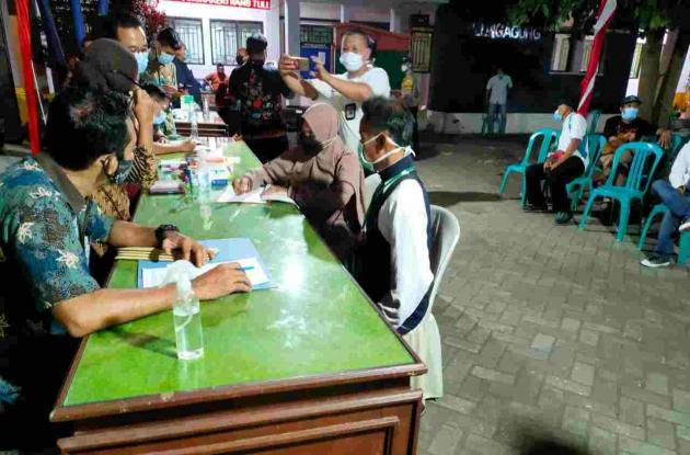 Hari Ini Kades Yeni Wulandari Jemput Kedatangan PMI Asal Desa Suwaluh Kecamatan Pakel Tulungagung