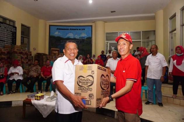 Bupati Serahkan Langsung Bantuan Korban Banjir Bolmut