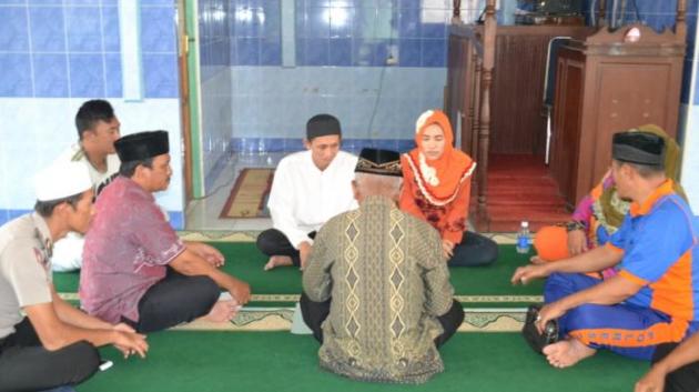 Terharu, Sepasang Pengantin Menikah di Kantor Polisi Sambas