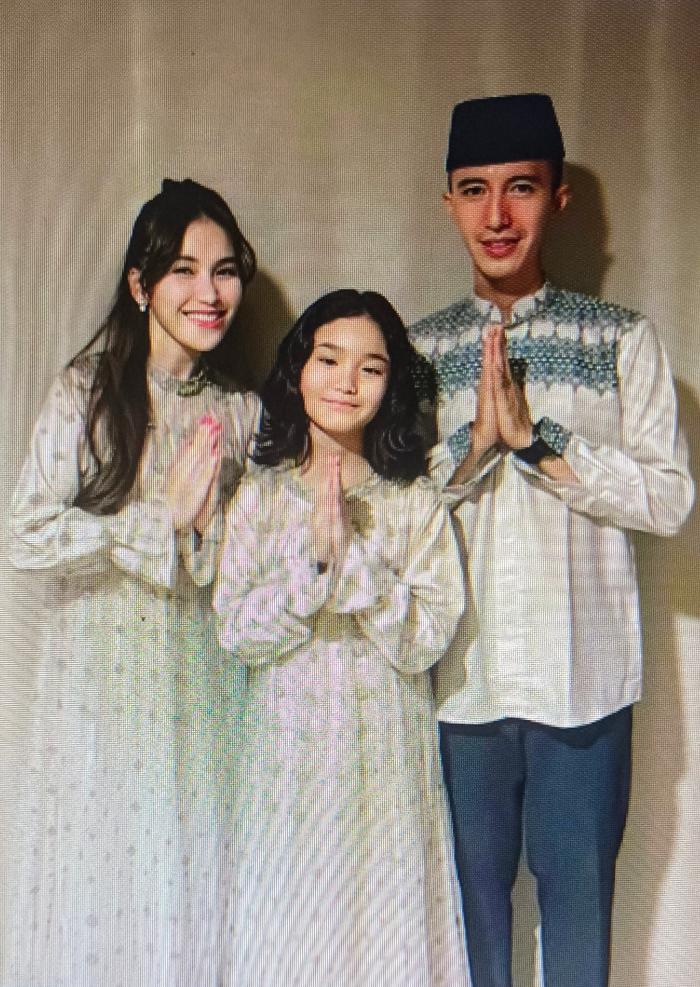 Seragam Keluarga Ayu Ting Ting