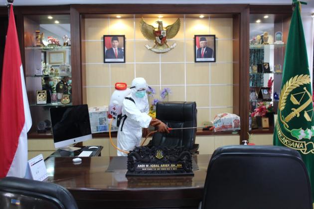 Waspada Covid-19 Kejati Sulut  Kerjasama Dengan Pemkot Manado, Lakukan Penyemprotan