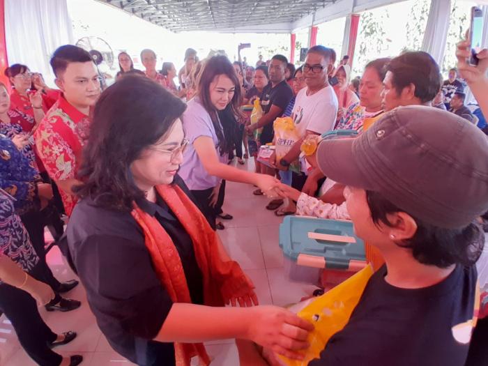 Ketua dan Sekretaris TP PKK Sulut Bawa Bantuan bagi Pengungsi Bencana Gunung Ruang di Bitung 