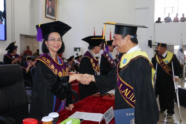 Rektor Unsrat Wisuda dan Pelantikan 5 Program
